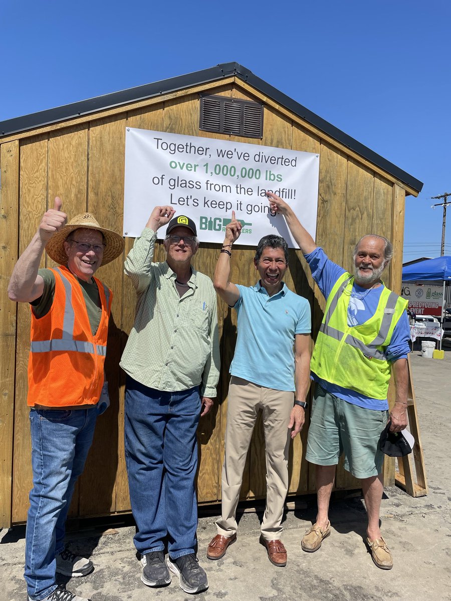 ChooseGlass's tweet photo. Excited to celebrate a huge milestone for our eastern Washington glass hub partner, Big Recyclers, collecting their 1 millionth pound of glass! 🎉♻️ https://t.co/0ipddNtVyR