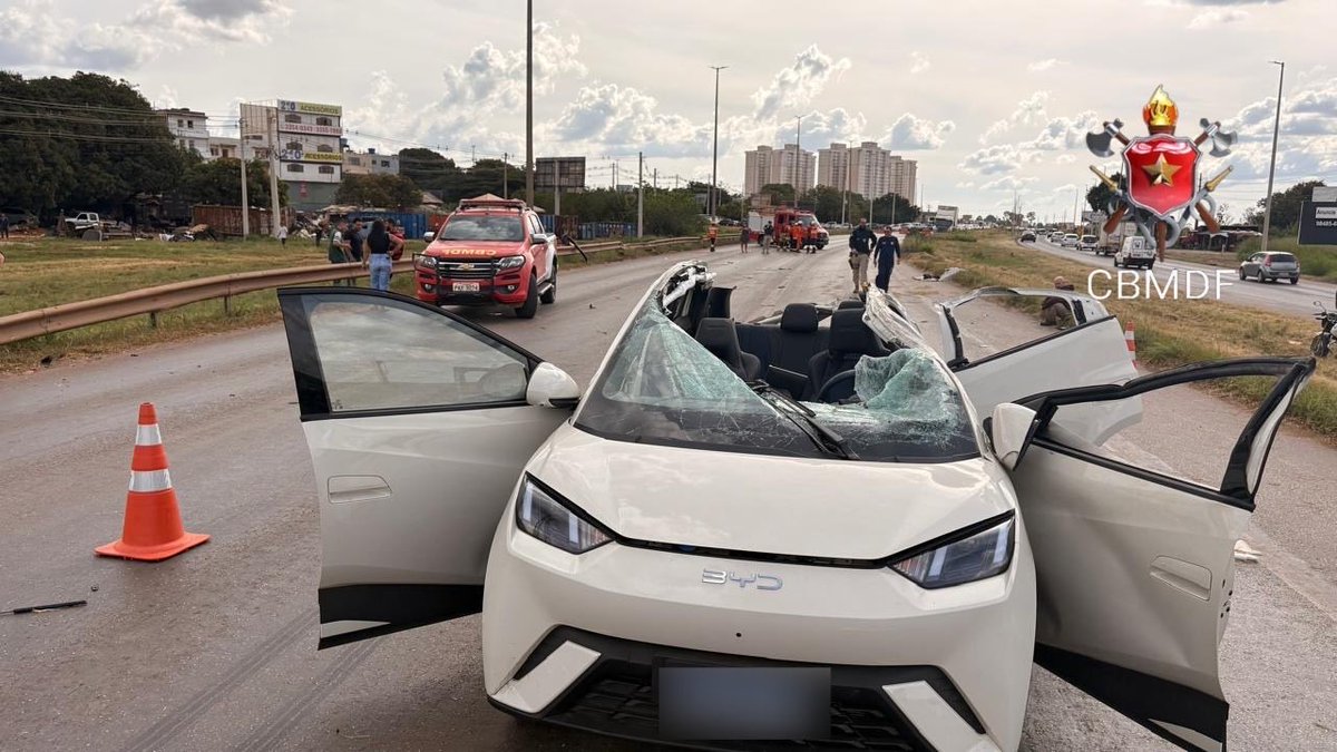 cbm_df's tweet photo. 🚨 Grave acidente na BR-070: Colisão entre um BYD e um Clio mobiliza o CBMDF e transporte aéreo na altura de Taguatinga.
🏥 Vítimas: Três pessoas em estado grave foram encaminhadas ao hospital.
Via totalmente interditada no sentido Plano Piloto#DF #TrânsitoDF #CBMDF #BR070 https://t.co/oJjw2e3w96