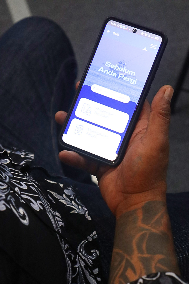 oceansolutions's tweet photo. As 🐟 stocks decline, wage theft &amp; other labor abuses may rise to keep fishing profitable, perpetuating unsustainable fishing &amp; worker exploitation.

To break this cycle, we helped launch IKAN: WorkSmart, a free app empowering fishers to know their rights: https://t.co/oYl60f9xRB https://t.co/lVrim6tqFU