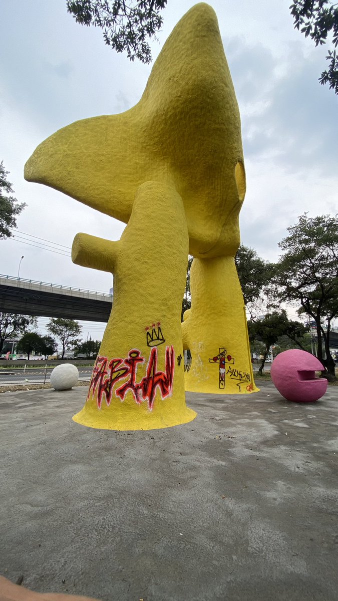 rutamex68's tweet photo. Pasaron al menos 15 años en que el graffiti desapareció de Ruta, hoy regresa con total brutalidad ante la situación que sufre nuestro país.

Jóvenes beben sin control en el parque que rodea la obra. Necesitamos apoyo a semanas del Mundial  @fifaworldcup_es  @SSC_CDMX @TlalpanAl https://t.co/AGnOFJsIBL