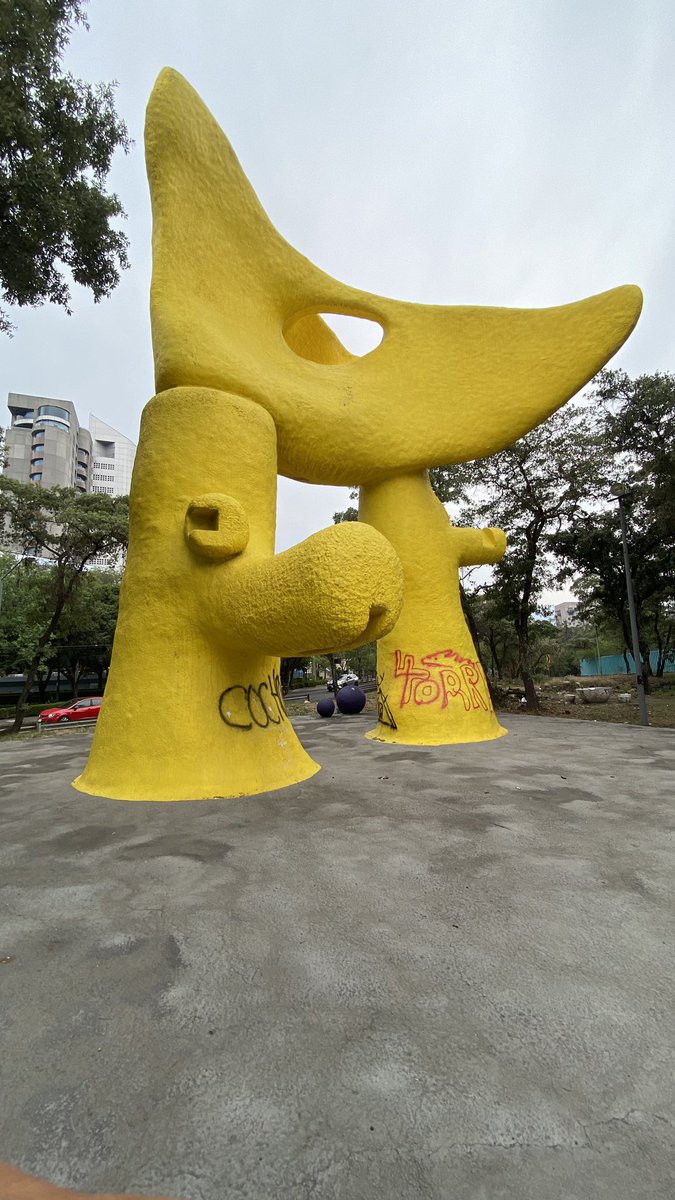 rutamex68's tweet photo. Pasaron al menos 15 años en que el graffiti desapareció de Ruta, hoy regresa con total brutalidad ante la situación que sufre nuestro país.

Jóvenes beben sin control en el parque que rodea la obra. Necesitamos apoyo a semanas del Mundial  @fifaworldcup_es  @SSC_CDMX @TlalpanAl https://t.co/AGnOFJsIBL
