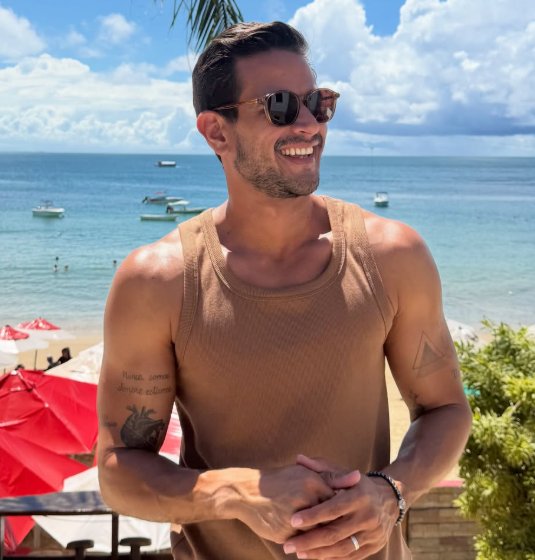 Audi_Bahia's tweet photo. 📰 O VENENOSO É ELE... Ramon Lisboa será o substituto de Moema Bartira no quadro Hora da Venenosa, do Balanço Geral BA, durante o período de férias da titular. A estreia da parceria ao lado de Marcus Pimenta aconteceu na edição desta quarta-feira (13).

O anúncio foi feito em tom descontraído durante o programa, com direito a brincadeiras sobre o visual de Ramon. Pimenta comparou o novo integrante da bancada a uma mistura de “Restart com Backstreet Boys”, além de pedir mudança na vinheta do quadro durante a estadia do jornalista.

Bem-humorado, Ramon entrou na brincadeira e mostrou sintonia com o estilo popular do quadro, marcado pelas fofocas do mundo dos famosos, comentários irreverentes e interação espontânea entre os apresentadores.

Nos bastidores, fontes ligadas a Audi afirmam que Ramon deva ficar ao menos duas semanas no comando da atração

VÃO ASSISTIR?