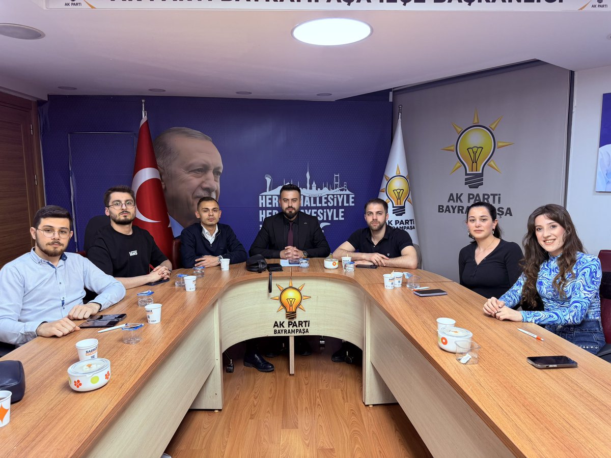 akgncbayrampasa's tweet photo. Gençlik Kolları Başkanımız @altnbyfrht ‘in başkanlığında haftalık toplantımızı gerçekleştirdik. İl Yönetim Kurulu Üyemiz @muhammeddsen61 teşrif ettiler.
İstişare ve değerlendirmelerin yapıldığı toplantımızın, teşkilatımız adına hayırlara vesile olmasını temenni ediyoruz.

Yeni Yaşına Giren  İlçe Gençlik Kolları Çevre Ve Şehircilik  Birim Başkanımız Hilal VATANSEVER’in Mutluluğunu Paylaşıyor Hayırlı Ve Güzel Bir Ömür Diliyoruz. Birliğimiz Beraberliğimiz Daim Olsun.🎂🎉

📍AK Parti Bayrampaşa İlçe Başkanlığı