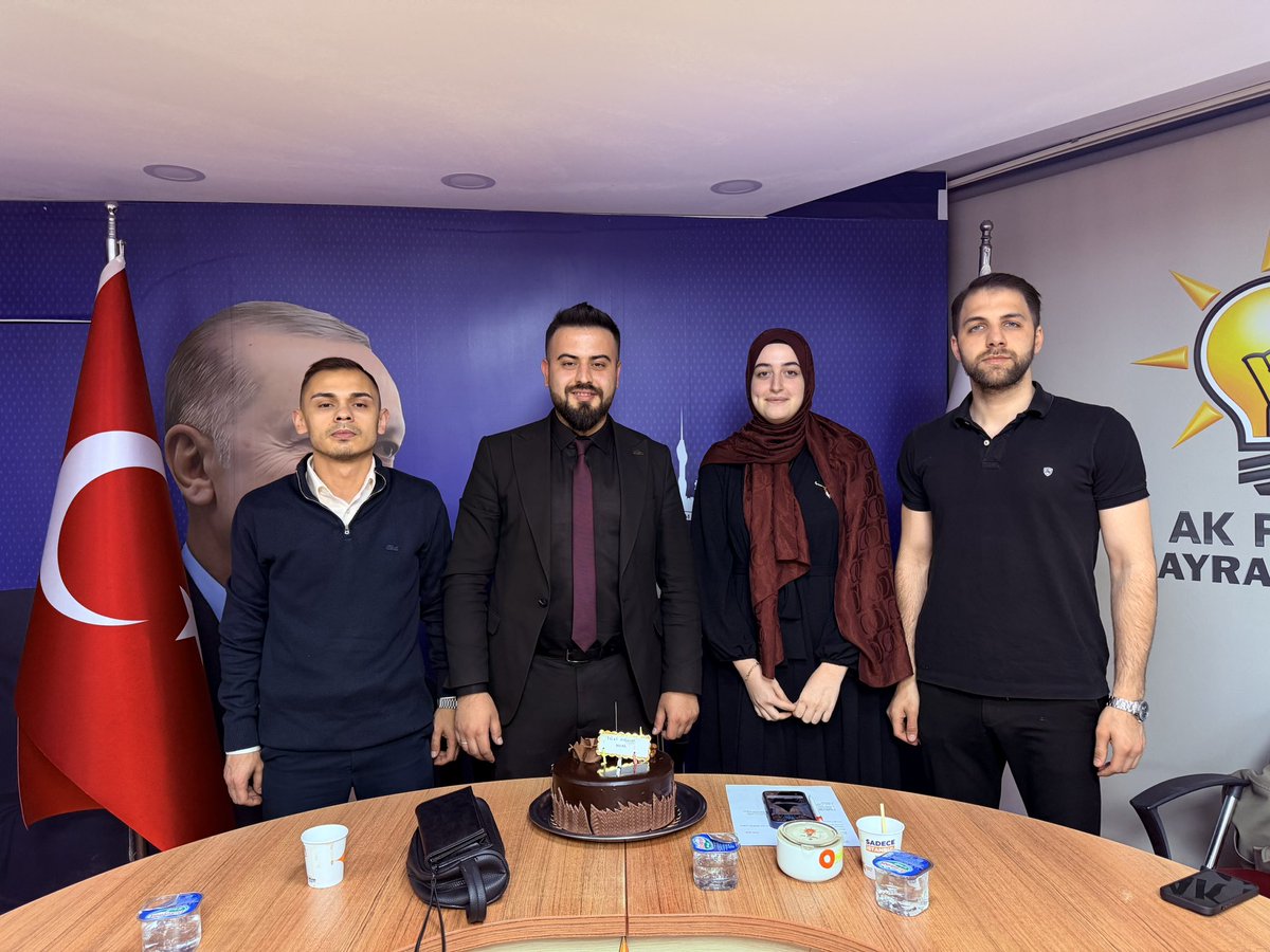 akgncbayrampasa's tweet photo. Gençlik Kolları Başkanımız @altnbyfrht ‘in başkanlığında haftalık toplantımızı gerçekleştirdik. İl Yönetim Kurulu Üyemiz @muhammeddsen61 teşrif ettiler.
İstişare ve değerlendirmelerin yapıldığı toplantımızın, teşkilatımız adına hayırlara vesile olmasını temenni ediyoruz.

Yeni Yaşına Giren  İlçe Gençlik Kolları Çevre Ve Şehircilik  Birim Başkanımız Hilal VATANSEVER’in Mutluluğunu Paylaşıyor Hayırlı Ve Güzel Bir Ömür Diliyoruz. Birliğimiz Beraberliğimiz Daim Olsun.🎂🎉

📍AK Parti Bayrampaşa İlçe Başkanlığı