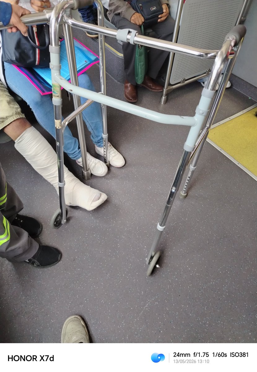 aameney's tweet photo. @MetrobusCDMX
@ClaraBrugadaM
@RosarioCastroE

Una más de sus conduce torres prepotentes

Unidad MIVSA 9408, Estación Magdalena de las Salinas L3

Pasajero con andadera abordando la unidad, la señora conductora lleva tanta prisa que no da tiempo para que el señor suba y le cierra https://t.co/Ijk5hZuGjL