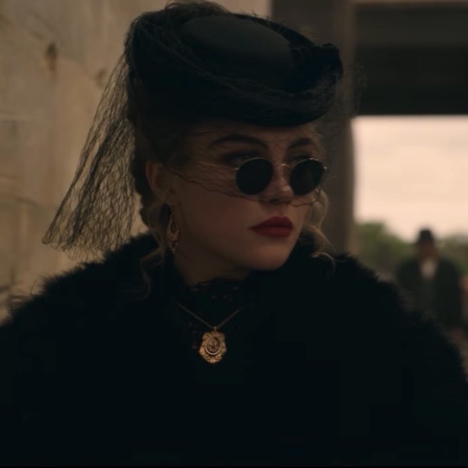 HAWKWID0W's tweet photo. florence pugh, the woman you are https://t.co/2qmZQZ6t0j