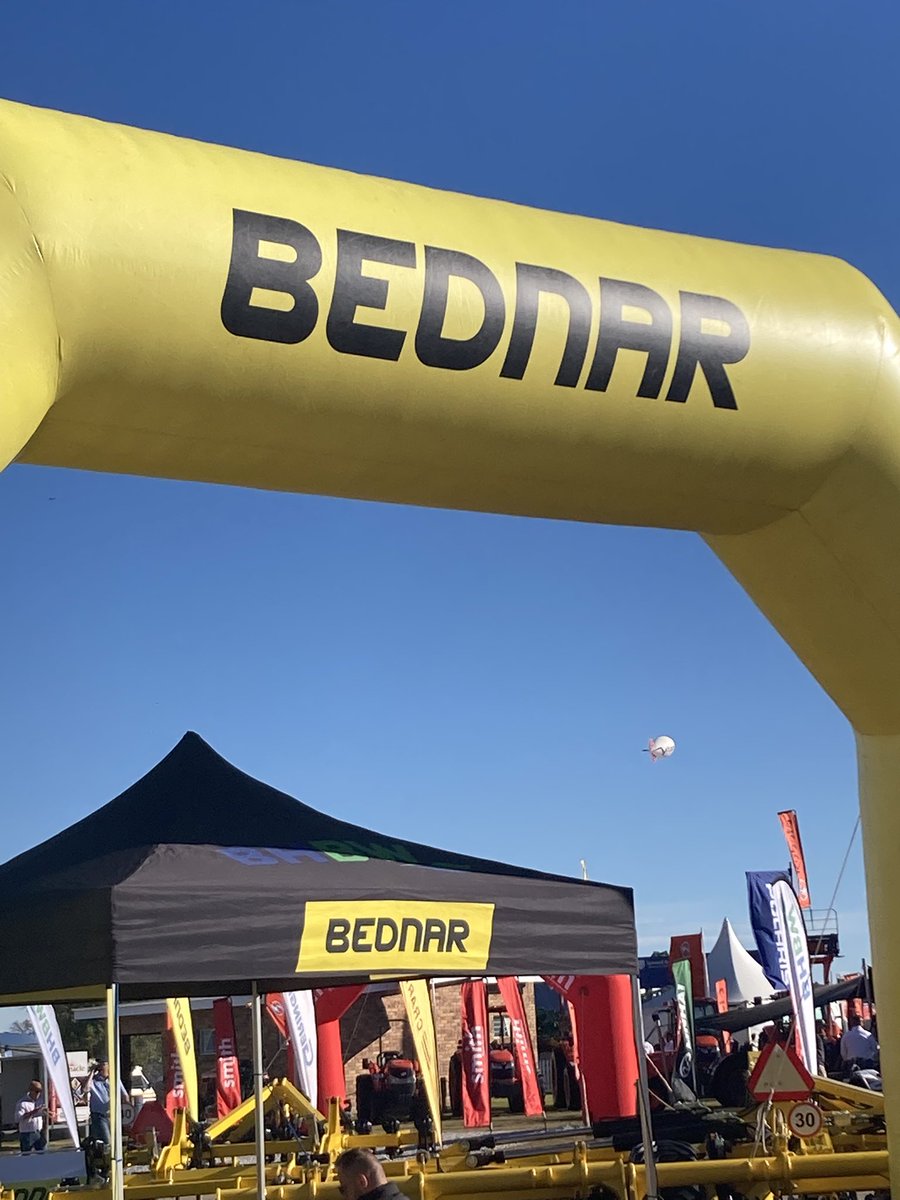 woestyn_wolf's tweet photo. Wat vir ‘n ding is ‘n bednar? Iets wat jy die volgende oggend langs wakker word en spyt is oor na te veel brandewyn. #nampo https://t.co/eQLqp2gVUc