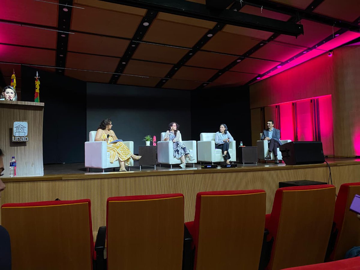 UIS's tweet photo. #UISEsInvestigación ¡UIS presente en el evento Ideas to Reality, I2R!

El Programa Artes para la Paz, operado por la Universidad Industrial de Santander, UIS, bajo la dirección de la maestra Angélica Mora Dionisio, fue invitado al evento 'Ideas to Reality, I2R', que se realiza en Bucaramanga y en el que participa en el conversatorio 'Imágenes y mundos por venir. El futuro de la investigación - creación'.

Junto a varios expertos, Mora Dionisio expone ante el público cómo la estrategia artística y cultural que opera la UIS en los departamentos de Boyacá, César, Norte de Santander y Santander en 449 colegios p��blicos, aporta y construye investigación y creación desde los equipos de gestión territorial, los artistas formadores, formadoras, sabedores y sabedoras, padres de familia, comunidad educativa y estudiantes, quienes expresan visiones diversas y manifiestan el impacto que han dejado artes como la música, la danza, el teatro, la escritura creativa y los audiovisuales dentro de un territorio común.

El Programa Artes para la Paz y la Escuela de Artes UIS preparan un documento de investigación y memoria social que dará cuenta del proceso que se ha desarrollado en los colegios públicos, con más de 82.000 estudiantes que se han vinculado al proyecto y han encontrado en el arte un escenario para expresarse y convivir.