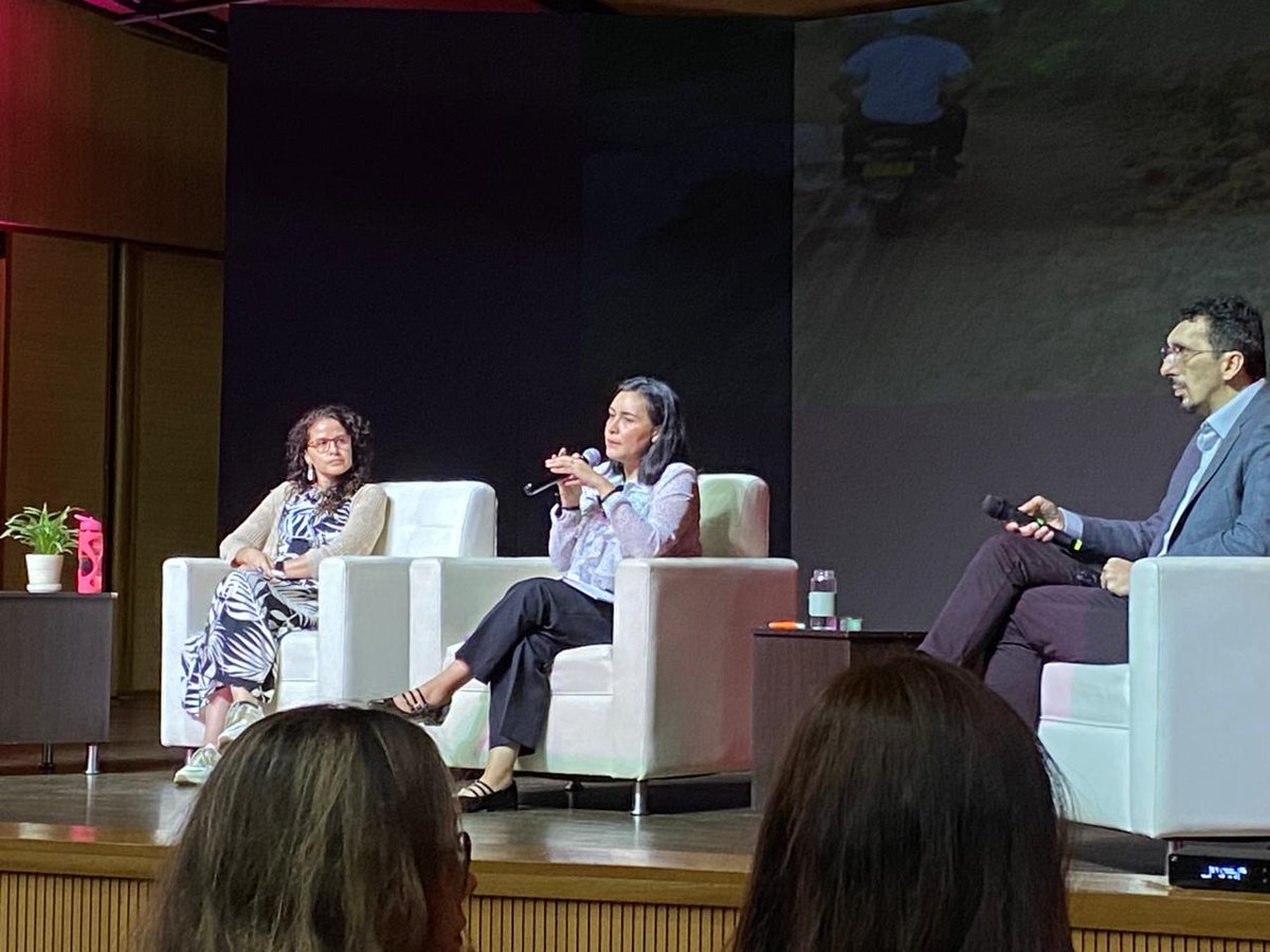 UIS's tweet photo. #UISEsInvestigación ¡UIS presente en el evento Ideas to Reality, I2R!

El Programa Artes para la Paz, operado por la Universidad Industrial de Santander, UIS, bajo la dirección de la maestra Angélica Mora Dionisio, fue invitado al evento 'Ideas to Reality, I2R', que se realiza en Bucaramanga y en el que participa en el conversatorio 'Imágenes y mundos por venir. El futuro de la investigación - creación'.

Junto a varios expertos, Mora Dionisio expone ante el público cómo la estrategia artística y cultural que opera la UIS en los departamentos de Boyacá, César, Norte de Santander y Santander en 449 colegios p��blicos, aporta y construye investigación y creación desde los equipos de gestión territorial, los artistas formadores, formadoras, sabedores y sabedoras, padres de familia, comunidad educativa y estudiantes, quienes expresan visiones diversas y manifiestan el impacto que han dejado artes como la música, la danza, el teatro, la escritura creativa y los audiovisuales dentro de un territorio común.

El Programa Artes para la Paz y la Escuela de Artes UIS preparan un documento de investigación y memoria social que dará cuenta del proceso que se ha desarrollado en los colegios públicos, con más de 82.000 estudiantes que se han vinculado al proyecto y han encontrado en el arte un escenario para expresarse y convivir.