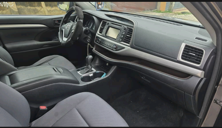 Suntexnigent's tweet photo. JUST LANDED NOW! VERY CLEAN 2016 FOREIGN USED TOYOTA HIGHLANDER LE! TOTAL ACCIDENT FREE AND COMES WITH 4PLUG ENGINE SELLING @N24.5M ONLY😱😍🥰❤️

FOR INSPECTION || PAYMENT || CALL/WHATSAPP 08035095668 https://t.co/kXhza9iei7