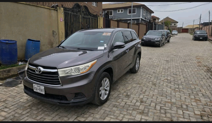 Suntexnigent's tweet photo. JUST LANDED NOW! VERY CLEAN 2016 FOREIGN USED TOYOTA HIGHLANDER LE! TOTAL ACCIDENT FREE AND COMES WITH 4PLUG ENGINE SELLING @N24.5M ONLY😱😍🥰❤️

FOR INSPECTION || PAYMENT || CALL/WHATSAPP 08035095668 https://t.co/kXhza9iei7