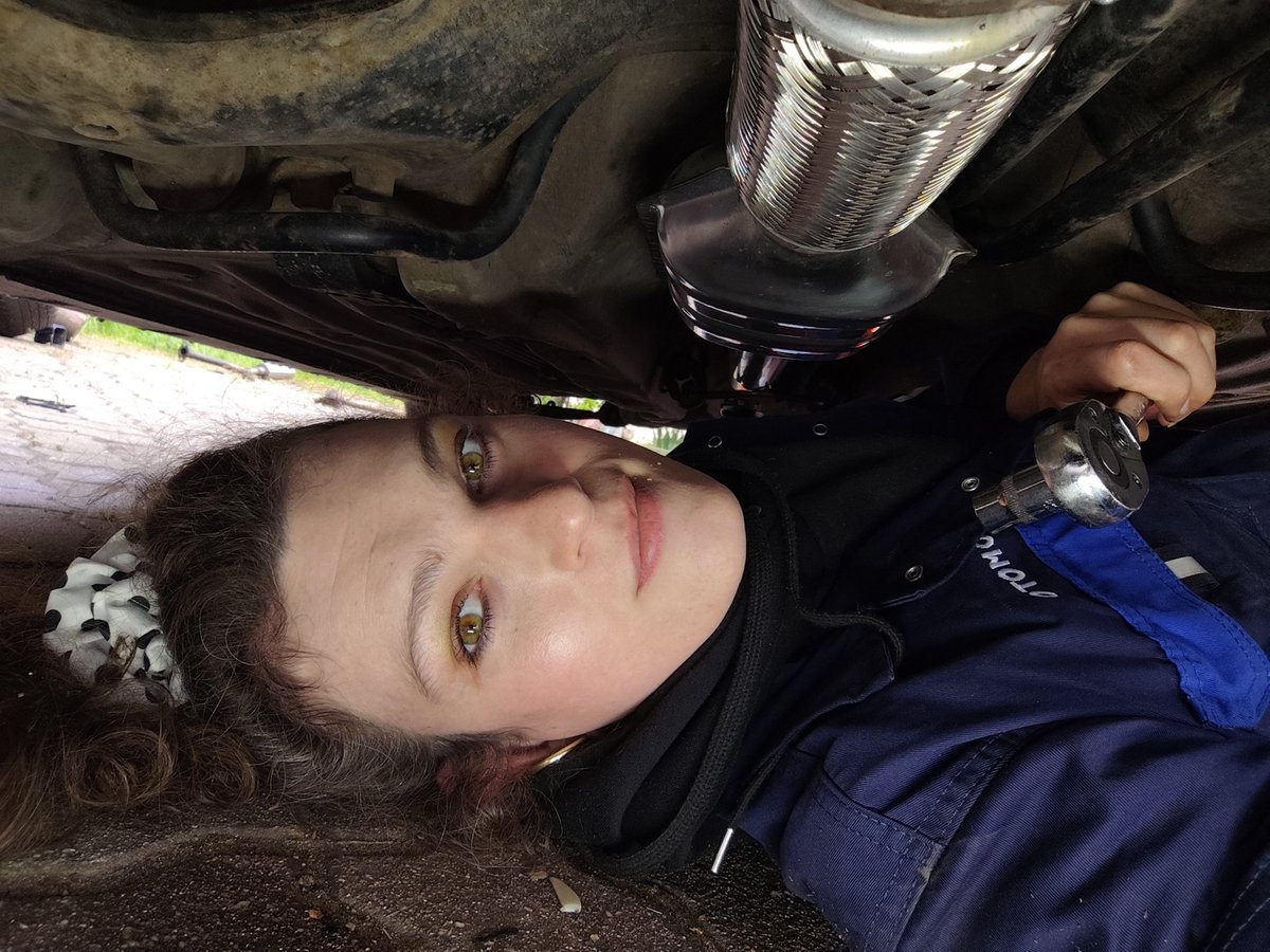 MedelaineVoila's tweet photo. Sometimes at the top, sometimes at the bottom 😜

#carchick #mechanicgirl #exhaustsystem #honda #delsol #cargirl https://t.co/BIqwloydgt
