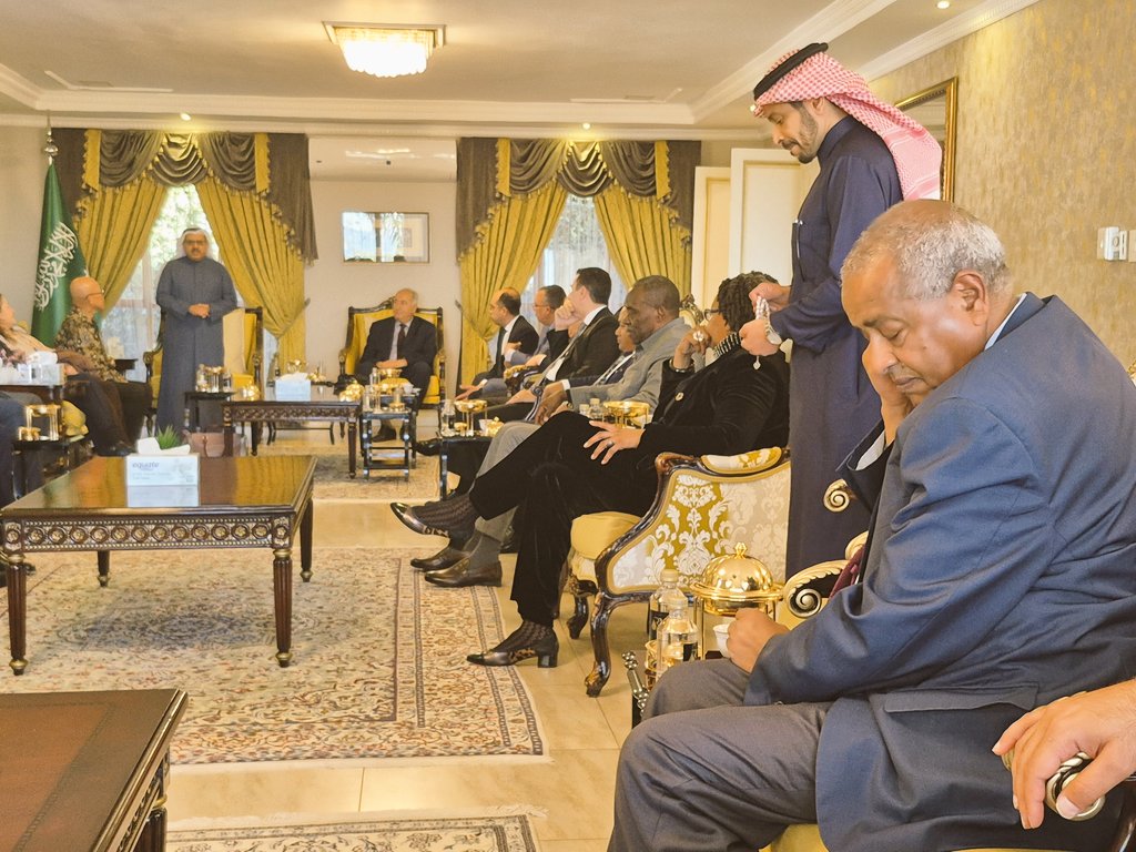 YemenEmbPta's tweet photo. Yest.afternoon,as part of the farewell ceremonies for the Amb.of the sisterly State of Kuwait🇰🇼 the Emb🇾🇪participated as usual,in the ceremony of its counterpart the Emb.of the sisterly KSA🇸🇦on the occasion of bid farewell of H.E.S. Al-Shibli,the end of his term in S. Africa🇿🇦1/4 https://t.co/yhLVze50dK