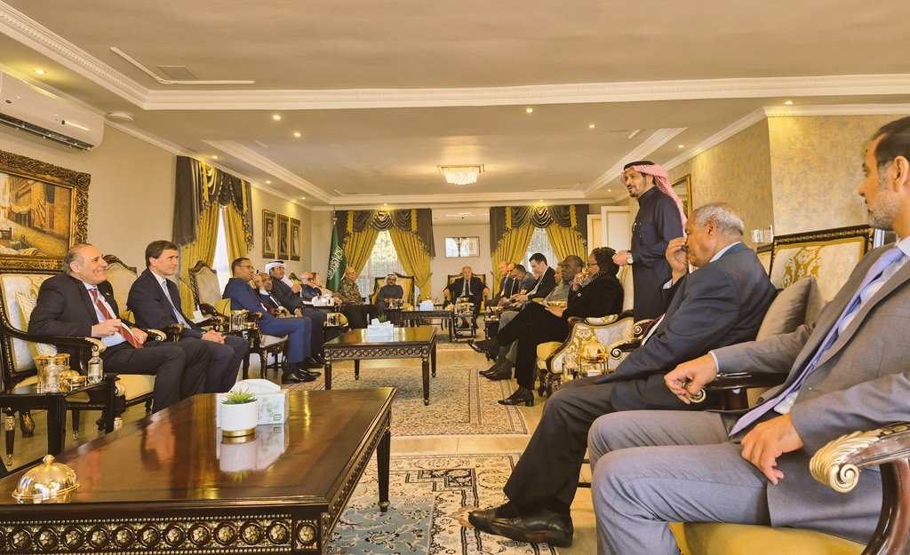 YemenEmbPta's tweet photo. Corps, H.E. Amb.Riyadh Al-Akbari, Head of the Mission of the League of Arab States &amp; senior officials in the Asia &amp;Middle East Dep. at Dirco🇿🇦 foremost among them the predecessor and successor  Ambassadors  Her E.Zadwa Lallie &amp; H.E. Malcomson, Dep. Dir.General of Dirco,with 3/4 https://t.co/ByAu1ptAtb