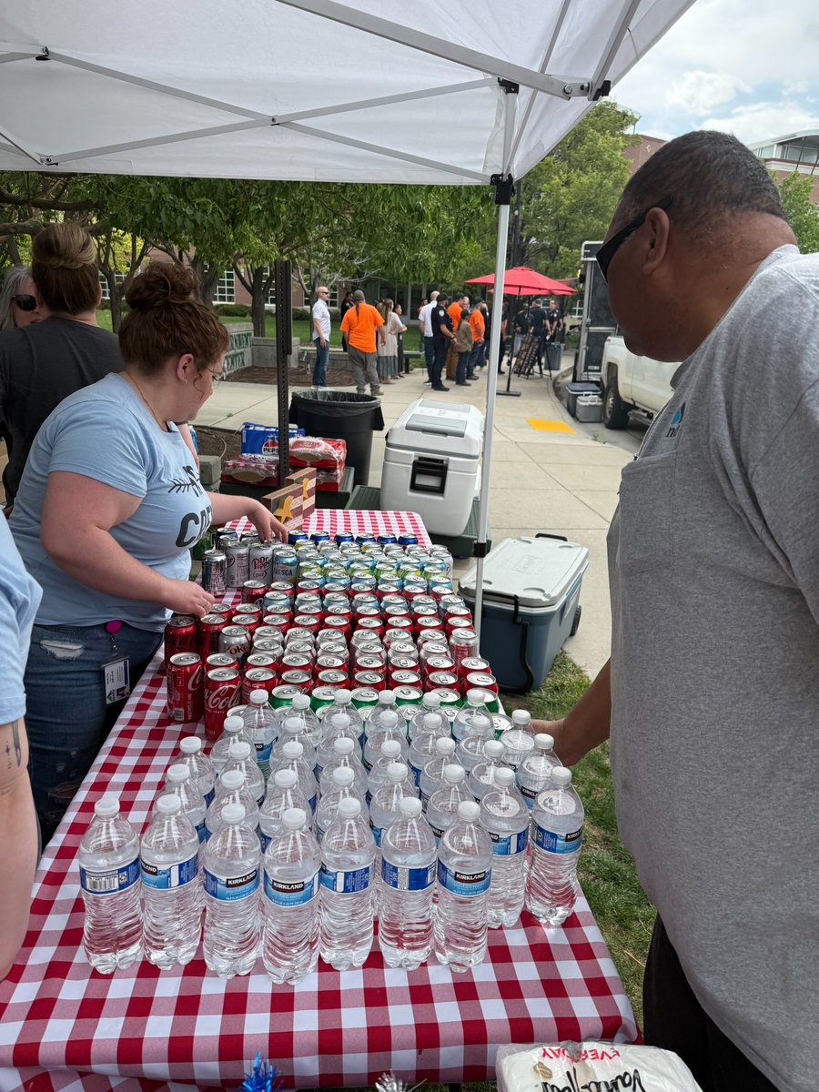 Sandy_Police's tweet photo. What a beautiful day to enjoy our Sandy Spring Employee Luncheon. 📷#EmployeeLuncheon #FoodTrucks #NationalPoliceWeek https://t.co/P6Ywx2xr3M