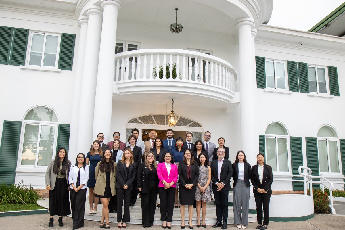 CorteIDH's tweet photo. ⚖️ Inició el período mayo-agosto 2026 del Programa de Pasantías y Visitas Profesionales.

La Secretaria del Tribunal, Gabriela Pacheco Arias, juramentó a las personas pasantes y visitantes profesionales que se integran desde distintos países para apoyar el trabajo de la Corte.

📸 Revive este momento en: https://t.co/gOKKLy5Czq

#CorteIDH
#DerechosHumanos
