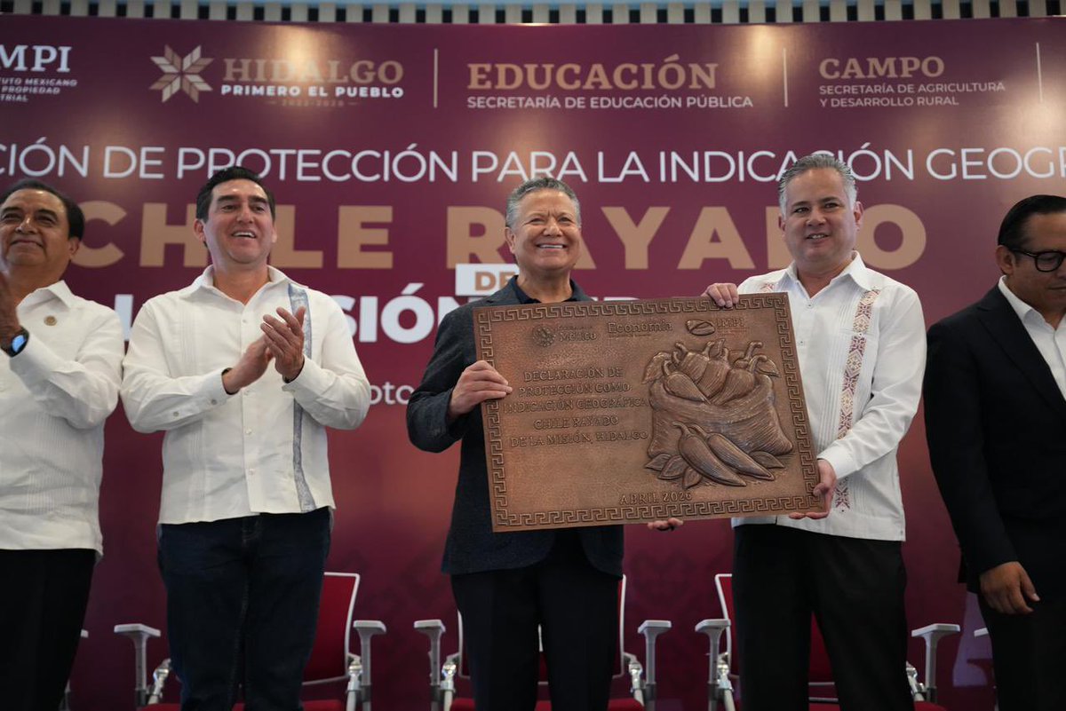 IMPI_Mexico's tweet photo. El titular del #IMPI, @SNietoCastillo, entregó al @gobiernohidalgo la Declaratoria de Indicación Geográfica del Chile Rayado de la Misión, un reconocimiento que protege su origen y calidad.

Este distintivo impulsa el desarrollo regional y reconoce el trabajo de las comunidades productoras.