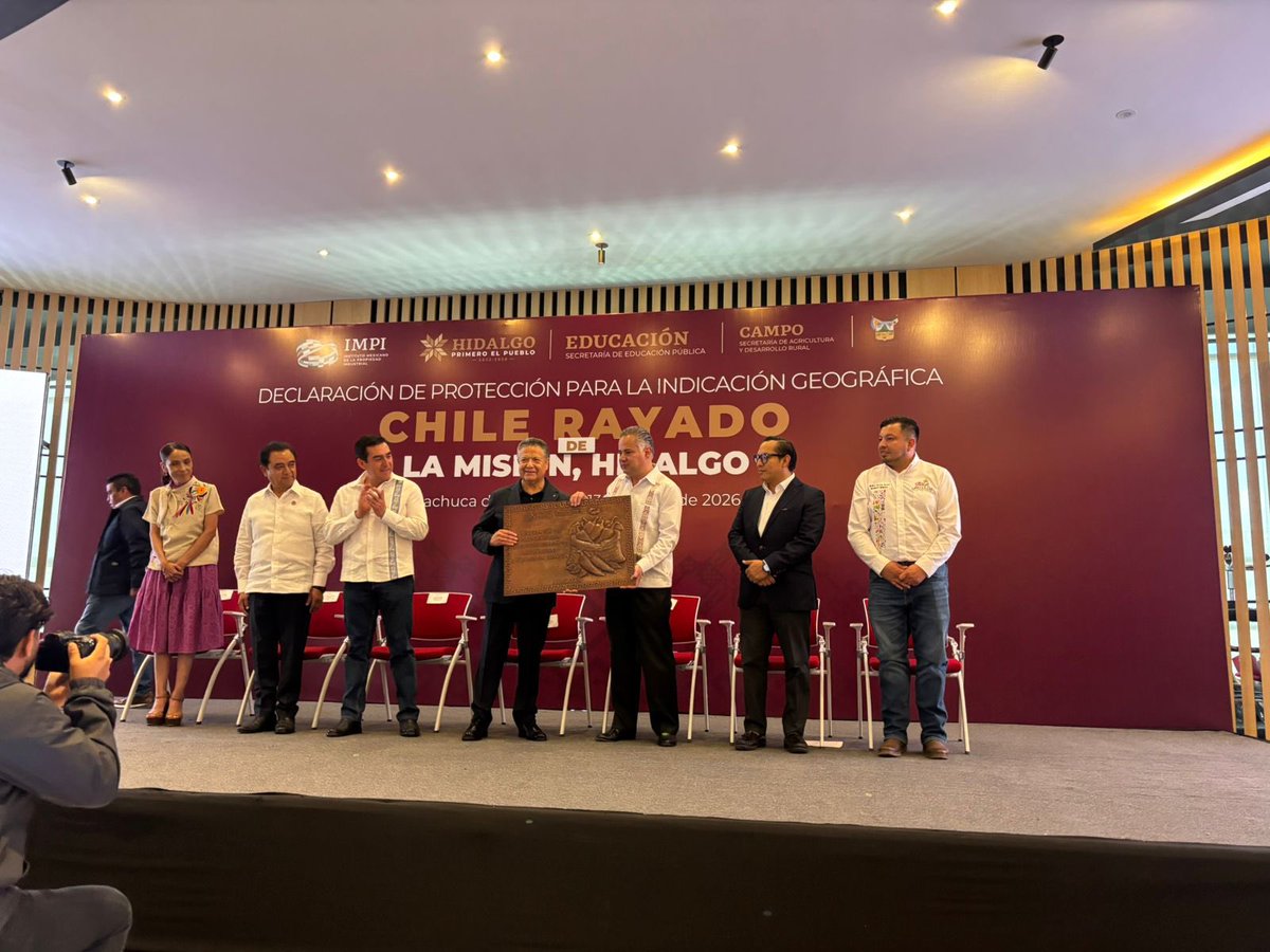 IMPI_Mexico's tweet photo. El titular del #IMPI, @SNietoCastillo, entregó al @gobiernohidalgo la Declaratoria de Indicación Geográfica del Chile Rayado de la Misión, un reconocimiento que protege su origen y calidad.

Este distintivo impulsa el desarrollo regional y reconoce el trabajo de las comunidades productoras.