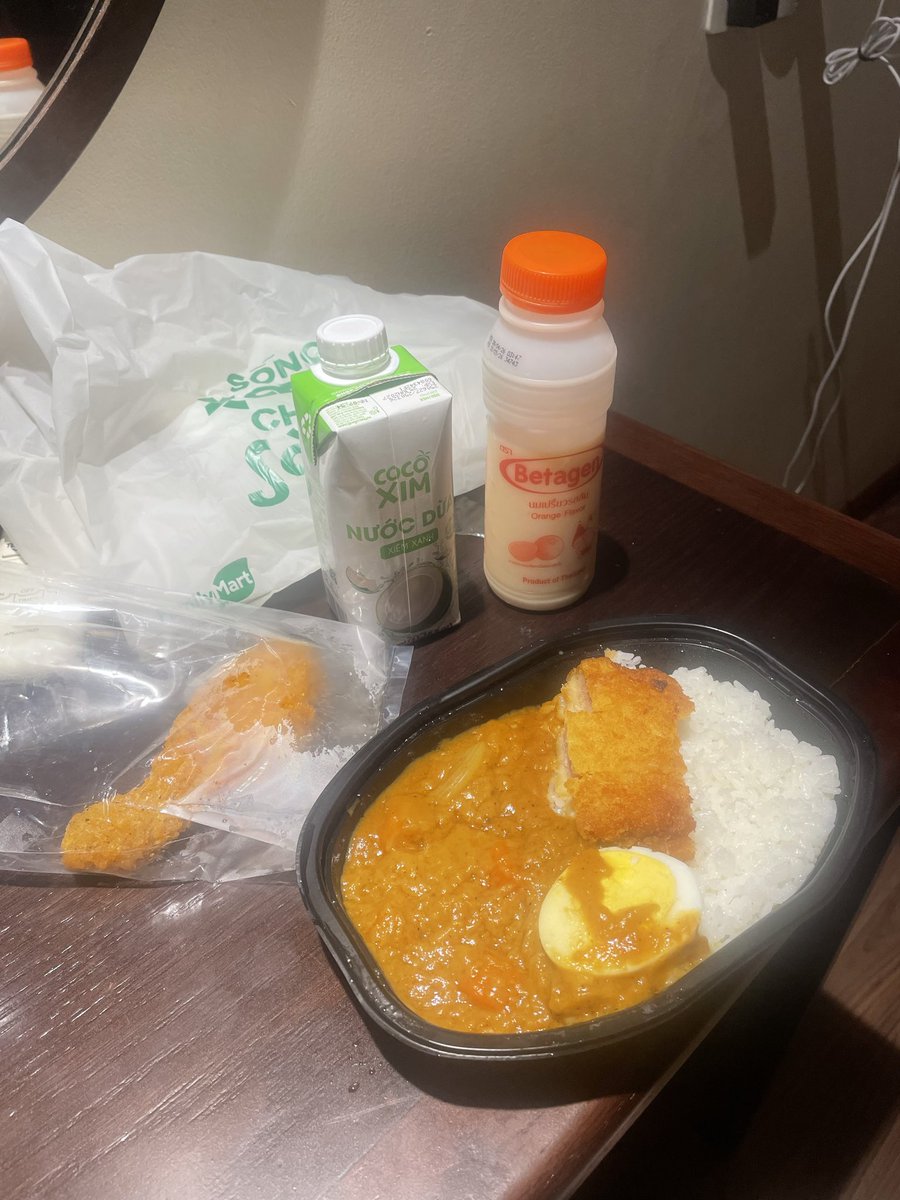 Mako_Lineage's tweet photo. ベトナムコンビニ飯
久しぶりのベタゲン我慢出来なくて飲んじゃった。 https://t.co/HqTyA2ZGa7