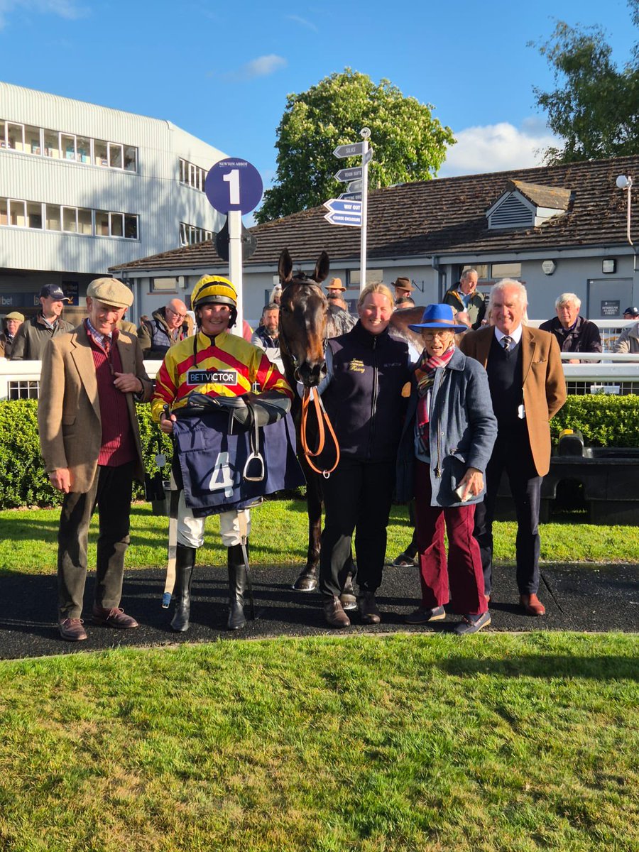 jamiesnowden's tweet photo. #MoveWithTheBeat lands the hat trick and makes it 4 wins from his last 5 starts under @izzi__ryder for Jamie Drummond @NewtonAbbotRace Well done team @Alexwalters89 @BetVictor #winner no.5 for the season. #TopTeam https://t.co/JhCObnYx2v