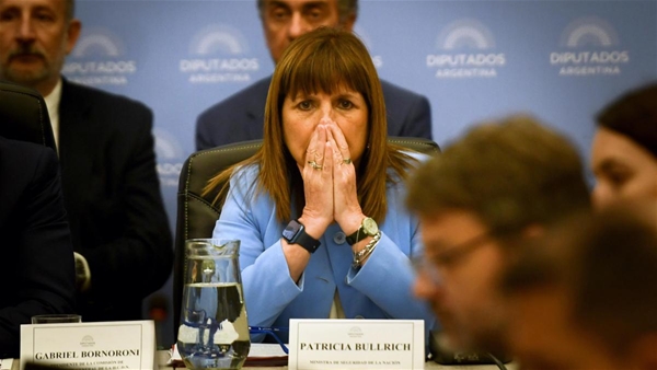 DataPoliticaWeb's tweet photo. SHOW OFF

Patricia de frente contra Jorge Macri 
La sesión para interpelar a Adorni nació floja de papeles. Razones peronistas para elegir el 2do plano. Reforma política. El voluntarismo de Karina y los números que no le cierran a Bullrich

@mendezpato en https://t.co/Hh0wABAFHa https://t.co/q03ZbbdCZl