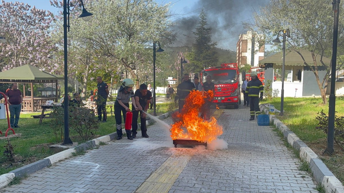 BurdurKYGM's tweet photo. 📍 Bucak Yurdu

Bucak İtfaiye Amirliği tarafından yurt personellerimiz ve öğrencilerimize yönelik yangın söndürme eğitimi verilmiş, tahliye tatbikatı gerçekleştirilmiştir. 🧯🚨 https://t.co/oTdnZVJyQq