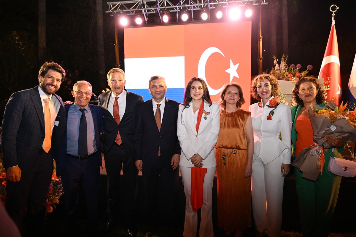 AntalyaValilik's tweet photo. 🇹🇷🤝🇳🇱 Hollanda Kral Günü, Antalya Fahri Konsolosluğu ev sahipliğinde düzenlenen resepsiyon programıyla kutlandı.

Hollanda’nın Antalya Fahri Konsolosu Ceren Zorlu Çabukoğlu ev sahipliğinde gerçekleştirilen programa, Hollanda'nın Ankara Büyükelçisi Joep Wijnands, Valimiz @hulusisahin61 ve eşi Ebru Şahin hanımefendi ile davetliler katıldı.

Türkiye ile Hollanda arasındaki dostluk ve iş birliğinin güçlenmesine katkı sunan program, samimi ve sıcak bir atmosferde gerçekleşti.