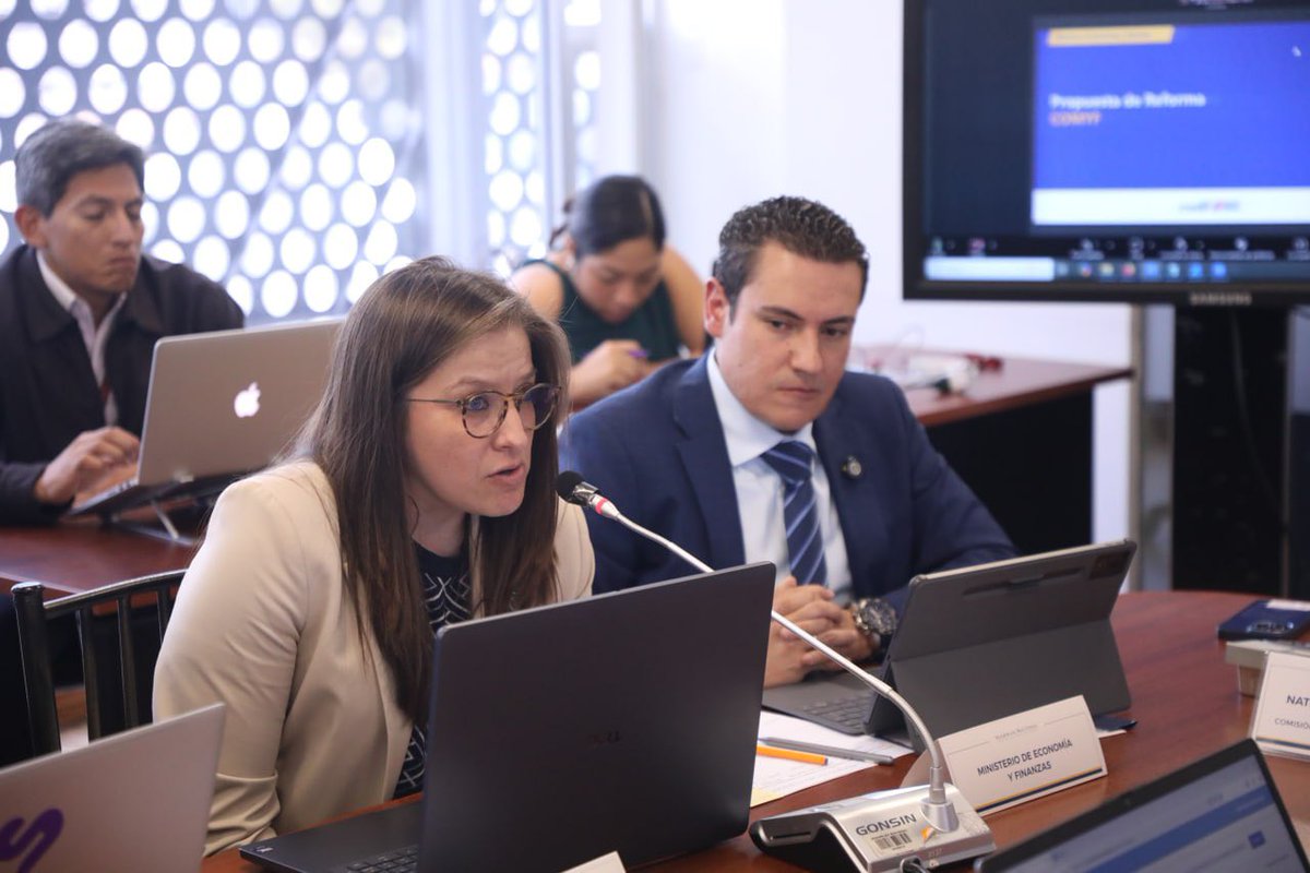 AsambleaEcuador's tweet photo. @FinanzasEc analiza el proyecto de #ReformaCOMYF (unificado). Destaca los beneficios de actualizar el marco normativo, especialmente con respecto al mercado de valores: 

✔️ Modernizar la infraestructura del mercado financiero 
✔️ Alinear el mercado de deuda interna a estándares internacionales 
✔️ Mejorar la formación de precios de la deuda pública 
✔️ Ampliar la base de inversionistas nacionales e internacionales 
✔️ Fortalecer la transparencia del mercado 
✔️ Reducir costos de intermediación