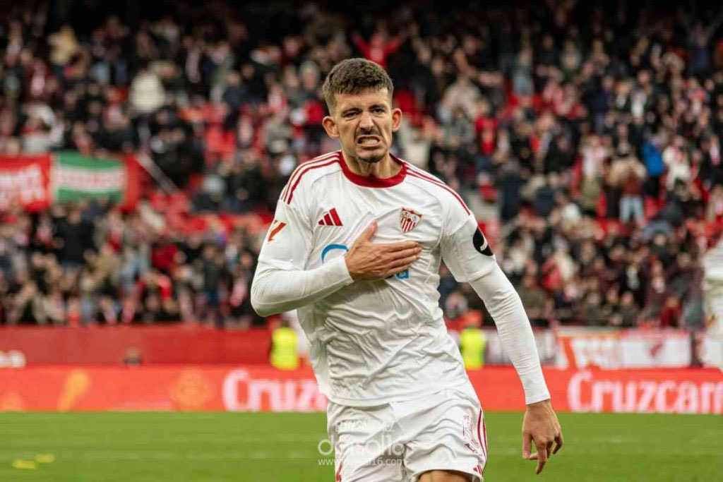 McarlitosC's tweet photo. Que con la alegría no se nos olvide a este chaval de nuevo eh.

Otro gol más.

El jugador con más sevillismo y huevos de la plantilla.

Don Kike Salas ❤️ https://t.co/QsNqumpYlT