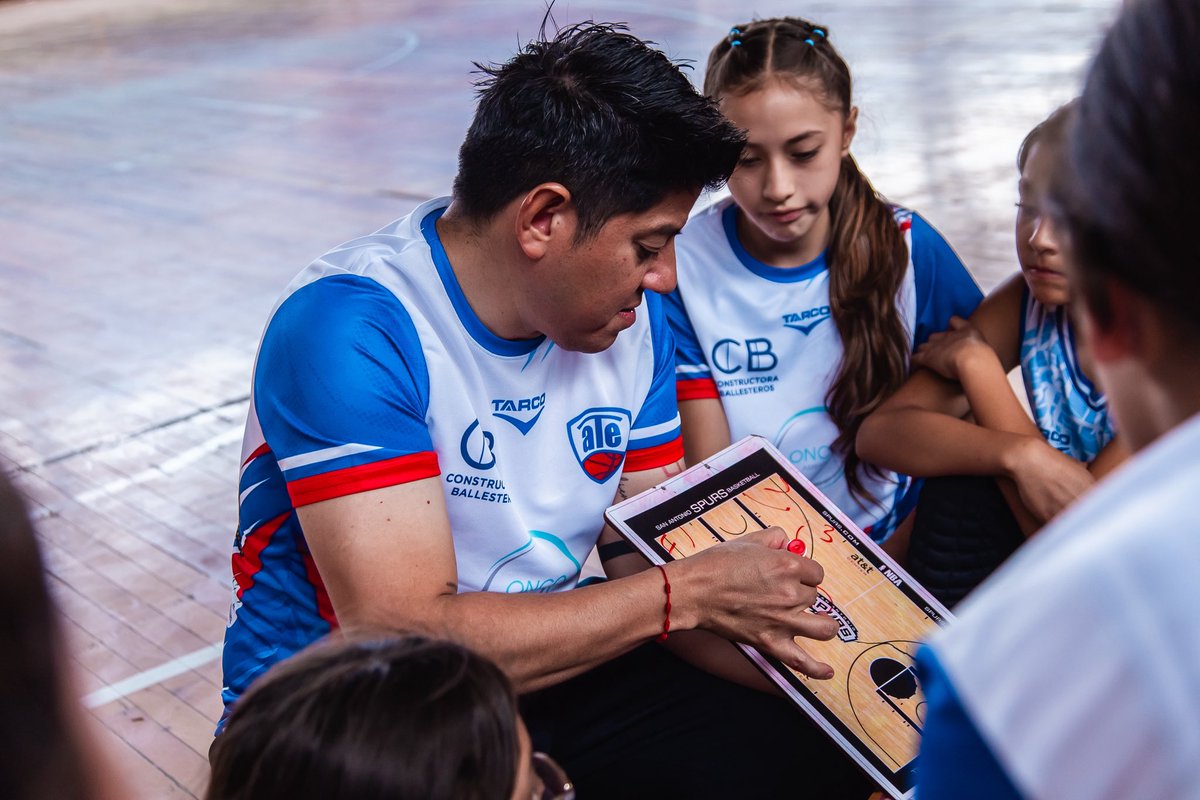javierortp's tweet photo. Sumando experiencias 🔵🔴 #U12 #LNBF #ate #fcea #E1 🏀🔂 @daveortizr 📸 https://t.co/L4X0rIaWuC