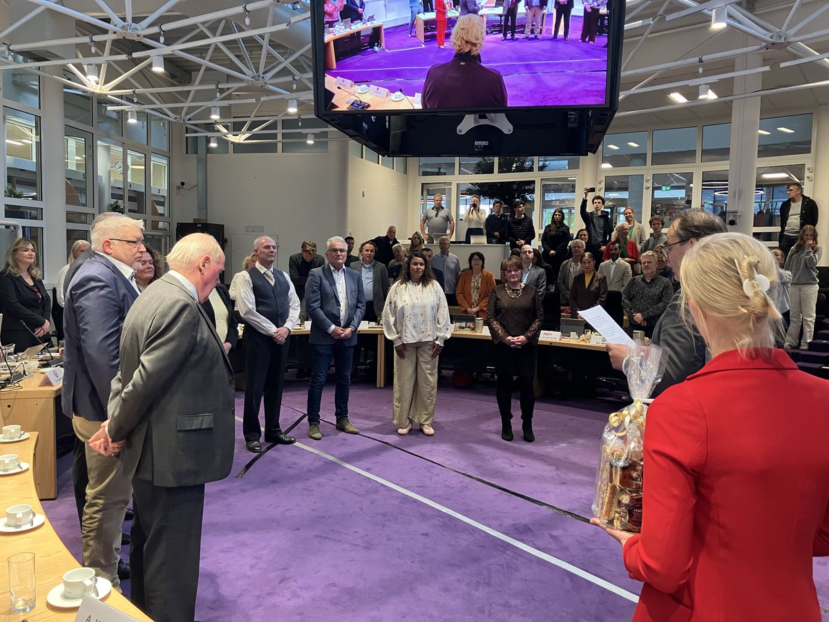RaadHuizen's tweet photo. Vandaag hebben de lijstopvolgers, de personen die namens fracties het woord voeren in onze raadscommissies, hun eed of belofte afgelegd. 

Het was weer een feestelijk moment. 

Gefeliciteerd! https://t.co/oNONtOKpjc