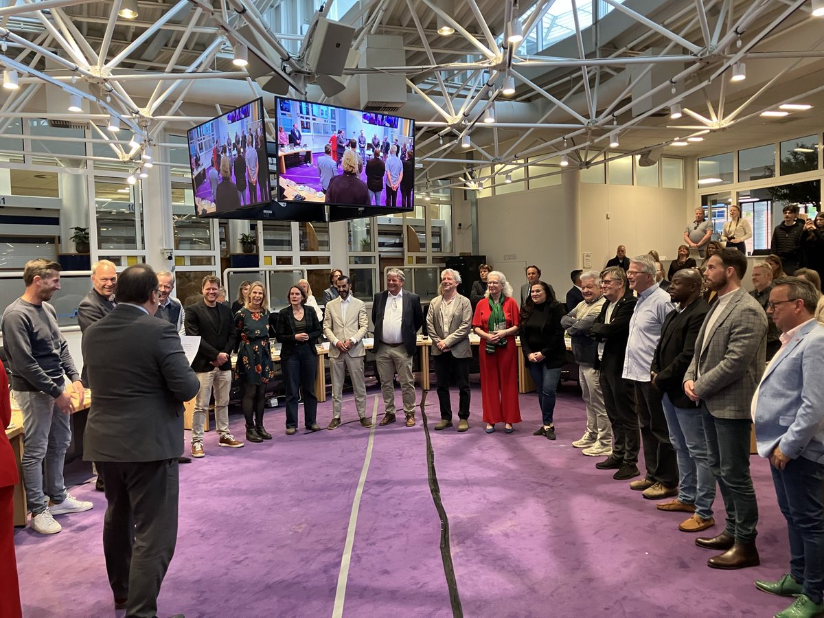 RaadHuizen's tweet photo. Vandaag hebben de lijstopvolgers, de personen die namens fracties het woord voeren in onze raadscommissies, hun eed of belofte afgelegd. 

Het was weer een feestelijk moment. 

Gefeliciteerd! https://t.co/oNONtOKpjc