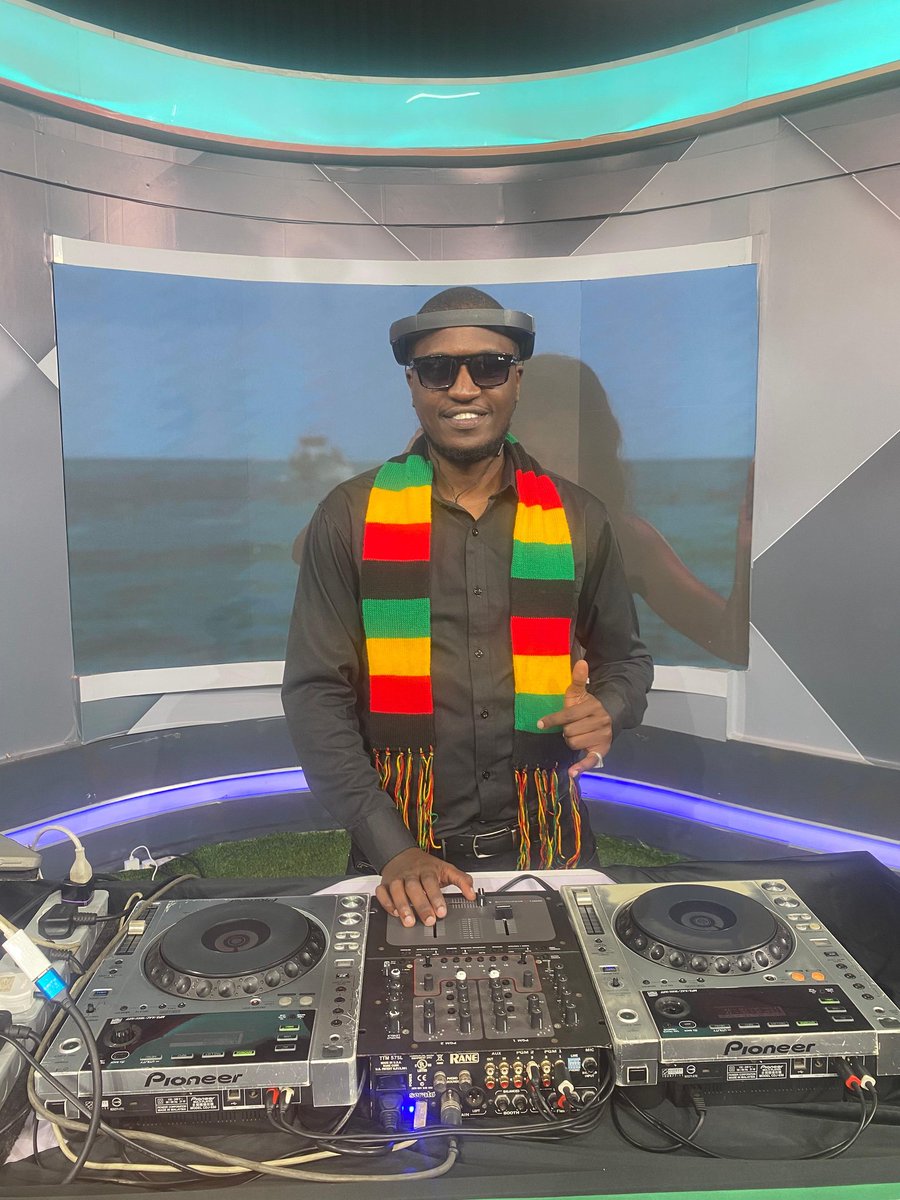 d_rage25flow's tweet photo. Wagwan 👊🏾 , Live in the mix on @KBCChannel1 till 11:30 PM  ...This is #INNAYARDXTRA The official midweek reggae party...🚦🔥

LIVESTREAM: https://t.co/GmDO8xZvE7

Hosted by Mally   Moses 

#dj
#musically https://t.co/nSqXdiBaPT