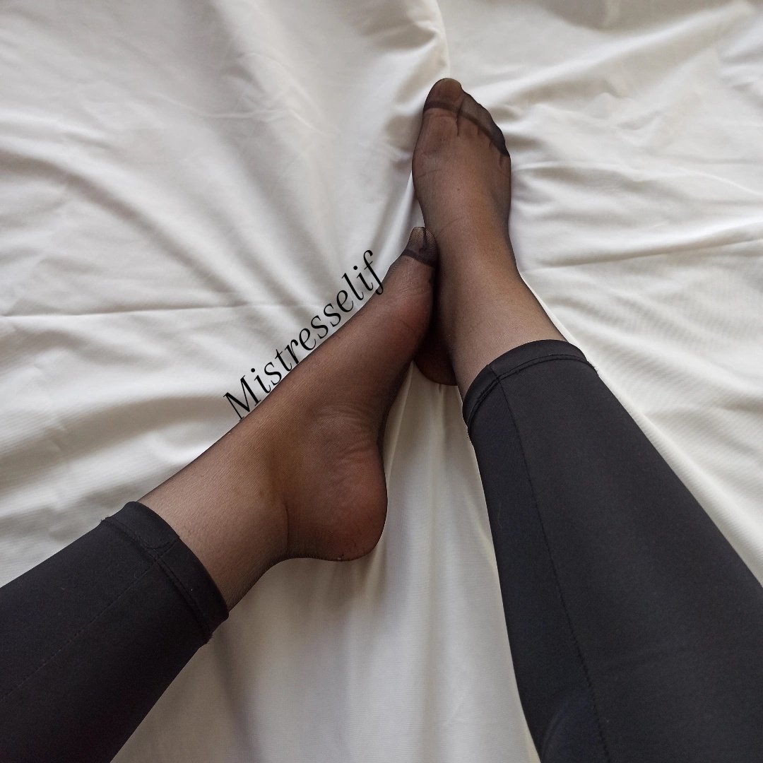 Goddesseliff's tweet photo. Black Nylons 🖤 https://t.co/NcncwrmMOD