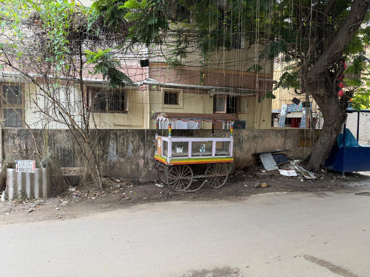 bienensting's tweet photo. Random parking of tricycles and food stall vehicles on Nattar Street, Velachery is blocking traffic and pedestrians on an already narrow road. The area is also turning into a garbage corner. An accident was narrowly avoided today. Kindly clear the encroachments @chennaicorp https://t.co/cPnhvuwH3y