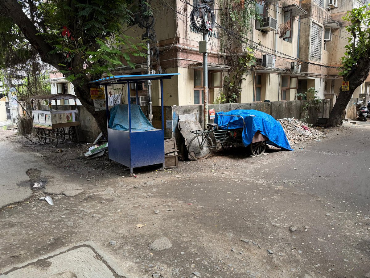 bienensting's tweet photo. Random parking of tricycles and food stall vehicles on Nattar Street, Velachery is blocking traffic and pedestrians on an already narrow road. The area is also turning into a garbage corner. An accident was narrowly avoided today. Kindly clear the encroachments @chennaicorp https://t.co/cPnhvuwH3y