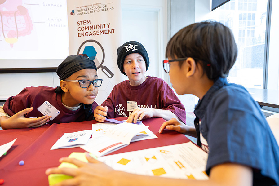 UChiEngagement's tweet photo. Chicago Public Schools students explored laser beam duels, quantum tic-tac-toe and musical bananas during @UChicagoPME's No Small Matter Molecular Engineering Fair.

Read more: https://t.co/uEc58T5xpY https://t.co/9NqAVHcGGw