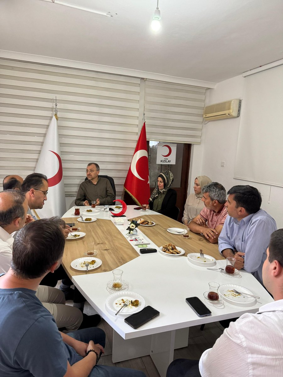 Alanyakizilay's tweet photo. Alanya BilGenç Derneği yönetimi şubemizi ziyaret ettiler. Bugüne kadar Alanya'mız için yaptıkları iyilik çalışmaları ve nazik ziyaretleri için kendilerine teşekkür ederiz. https://t.co/bkqbEHp82H