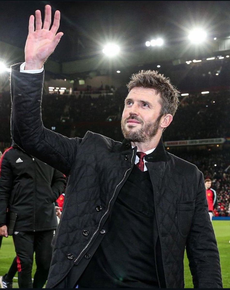 utdshows's tweet photo. 🚨🎙️ Patrice Evra on people doubting Michael Carrick:

🗣️ “I don’t understand why some people act like Michael Carrick can’t become a top manager because he’s still new in coaching.

🇧🇪 Kompany went from Burnley to Bayern Munich.
 🇫🇷 Zidane went from Real Madrid Castilla to the first team.
 🇩🇪 Flick rose from Hoffenheim to Bayern.
 🇪🇸 Luis Enrique went from Celta Vigo to Barcelona.
 🇪🇸 Pep Guardiola went from Barcelona B to the senior team.
 🇪🇸 Arteta went from Pep’s assistant to Arsenal.

There’s no fixed formula in coaching.

Every great manager starts somewhere before reaching the top, and Carrick has already convinced enough people.”