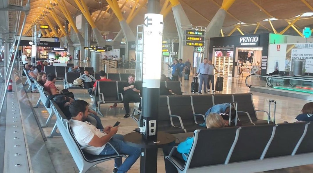 jorgeundressed's tweet photo. @XMihura Imagínate en la T4 de Madrid si no eres el afortunado de uno de estos 2 asientos en cada totem, + ridículo aún... https://t.co/IurAmFXEL5