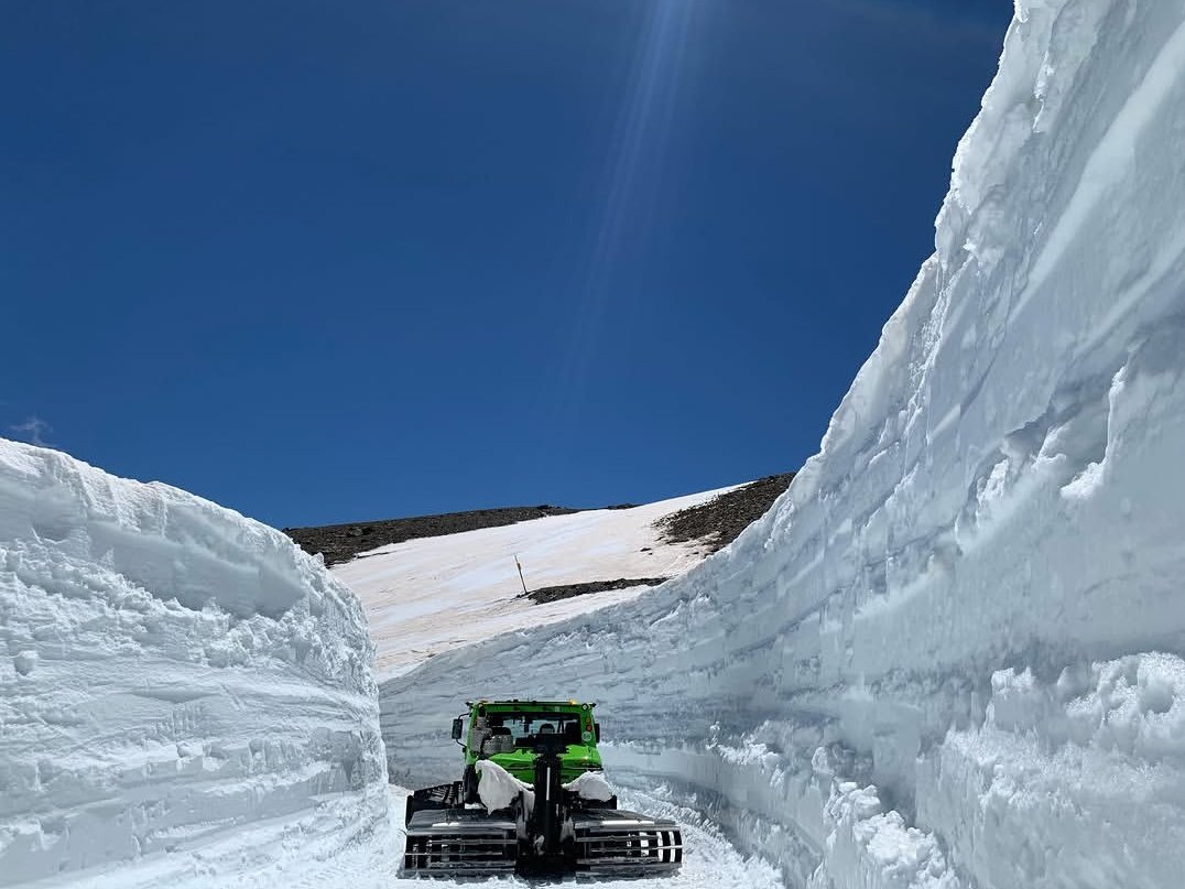 nachomartinn's tweet photo. Fotos de Rafael Sánchez Ibáñez. Uno de los pisanieves maquinistas de Sierra Nevada (Granada) 
@Samuel_MR17 
@samurivas_meteo 
@meteogranada59 
Ventisquero de Cauchiles. 
13 de mayo. 
Según el GPS de la máquina este año el espesor alcanzó los 6,78 m 
@Storm_Malaga https://t.co/FvilKmbQ9y