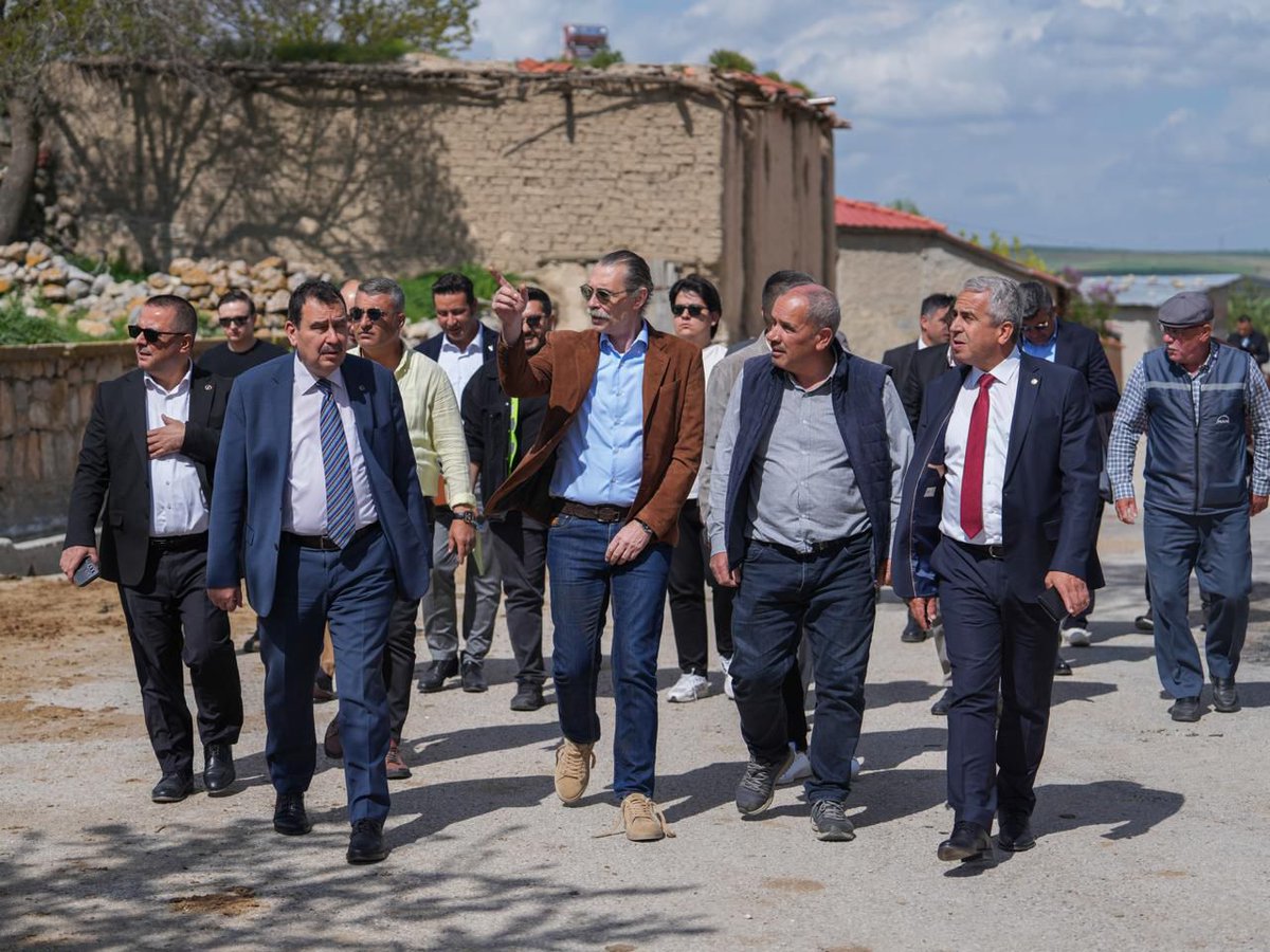 Mekint's tweet photo. Etimesgut Belediye Başkanımız Sn.Erdal Beşikçioğlu, ABB Kırsal Hizmetler Daire Başkanımız Sn.Hüseyin Şemsi Uysal ve ekip arkadaşlarımızla birlikte Fevziye Kırsal Mahallemizi ziyaret ettik. https://t.co/PZjdJ8VNpb