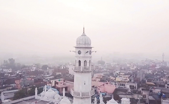 alfazlintl's tweet photo. واضح ہوکہ توبہ لغت عرب میں رجوع کرنے کو کہتے ہیں۔اسی وجہ سے قرآن شریف میں خدا تعالیٰ کا نام بھی توّاب ہے یعنی بہت رجوع کرنےوالا۔اس کے معنی یہ ہیں کہ جب انسان گناہوں سے دست بردار ہوکرصدق دل سےخدا تعالیٰ کی طرف رجوع کرتا ہےتو خدا تعالیٰ اس سے بڑھ کر اس کی طرف رجوع کرتاہے۔
(حضرت اقدس مسیح موعود علیہ الصلوٰۃ والسلام)
(چشمہ معرفت، روحانی خزائن جلد ۲۳ صفحہ ۱۳۳۔۱۳۴)
https://t.co/VrO27dPDYt