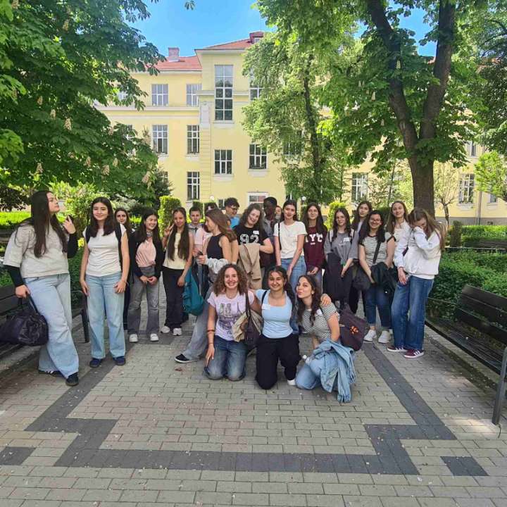 RepCollege's tweet photo. Nos élèves ont vécu 2 premiers jours exceptionnels durant leur voyage Erasmus à Sofia. La visite de nombreux monuments, la découverte du système éducatif et de l'établissement ainsi que l'implication dans un projet pédagogique commun rendent ce séjour intense et passionnant. https://t.co/P3ZR0XvZxd