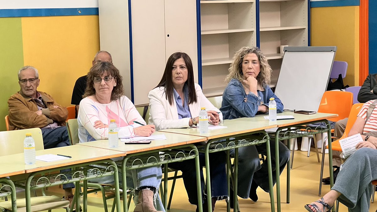 psoe_toledoayto's tweet photo. De nuevo en Palomarejos, acompañando el 50 aniversario de la A.VV. “La Voz del Barrio”.

🗣️ Nuestras concejalas, presentes en el coloquio sobre el movimiento vecinal.

🏘️ Escuchar, cuidar y mejorar nuestros barrios es la base de una ciudad con futuro. https://t.co/X108ZU086F