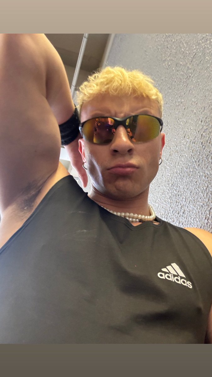 FFuckablCharlie's tweet photo. Sniff dude https://t.co/JVRrcMXqQ3