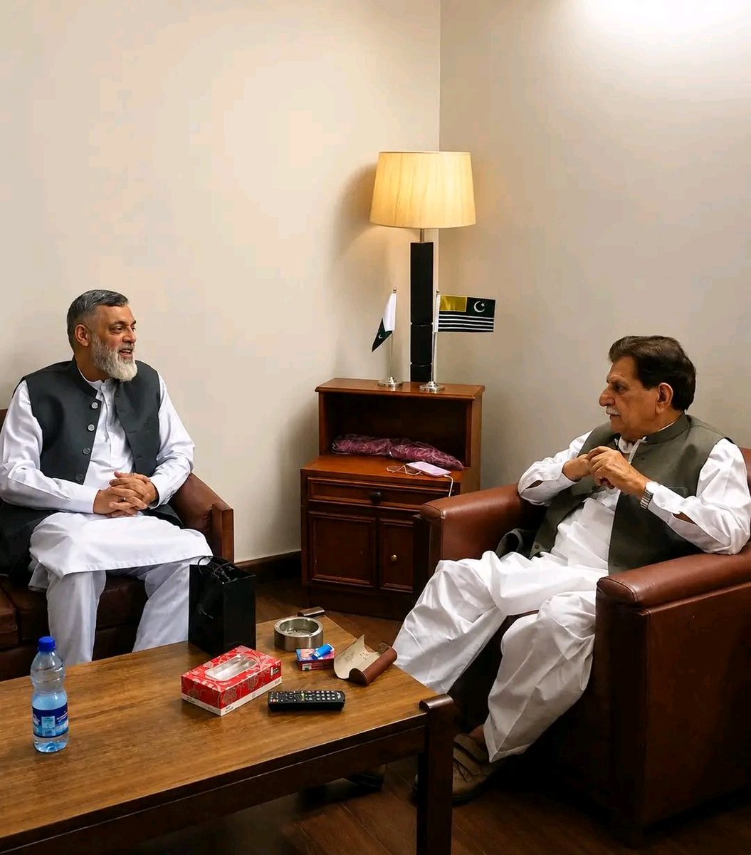 wasimpfp's tweet photo. اسلام آباد 
سابق وزیراعظم آزادکشمیر و پارلیمانی لیڈر مسلم لیگ ن راجہ محمد فاروق حیدر خان سے آزادکشمیر بھر سے آے وفود کی ملاقاتیں @Afzalbutt01 @MaryamNSharif @MIshaqDar50 @pmln_org https://t.co/NlmgAJmxye