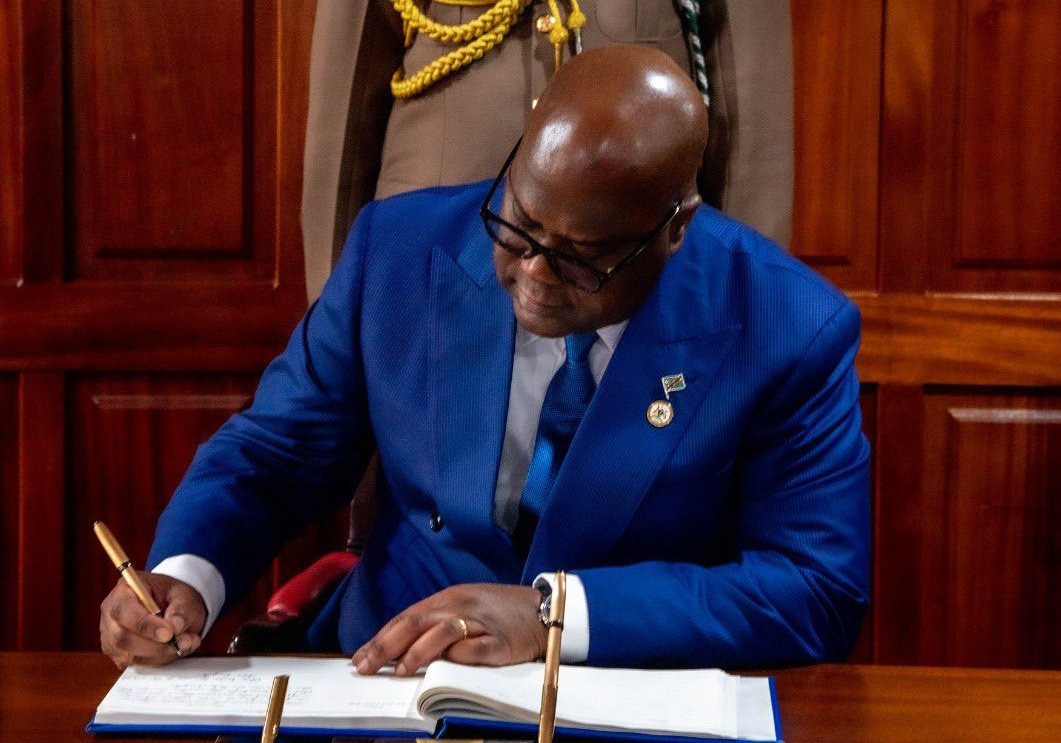 patientmbuyi's tweet photo. #RDC : Le Centre Carter salue l’audit du secteur minier annoncé par Félix Tshisekedi

Le Centre Carter a salué l’initiative du président Félix Tshisekedi visant à lancer un audit du secteur minier en République démocratique du Congo. Cette démarche, annoncée lors de la 87ᵉ réunion du Conseil des ministres, est considérée comme une opportunité majeure pour renforcer la transparence et la redevabilité dans la gestion des ressources minières du pays.

Selon le #Centre_Carter, cet audit devra porter notamment sur le rapatriement des recettes minières, la gouvernance des coentreprises et la gestion des actifs de l’État. L’organisation rappelle que plusieurs de ses études antérieures ont déjà mis en évidence d’importants dysfonctionnements dans le secteur, notamment des pertes de recettes publiques et des pratiques de gestion peu transparentes au sein d’entreprises publiques comme la Gécamines.

Tout en saluant cette initiative, le Centre Carter insiste sur la nécessité de garantir la transparence du processus, l’accès aux données financières, la participation de la société civile et le contrôle parlementaire. L’organisation estime que cet audit ne sera réellement efficace que s’il débouche sur des réformes structurelles durables au bénéfice des populations congolaises, fortement dépendantes des ressources minières du pays.

Sur le plan chiffré, le Centre Carter rappelle que ses enquêtes ont déjà révélé des enjeux financiers majeurs : plus de 750 millions de dollars américains de revenus non retracés dans les partenariats de la Gécamines, ainsi que des pertes estimées à près de 4 milliards de dollars liées à des pratiques d’évitement fiscal dans le secteur extractif entre 2013 et 2024. Ces données illustrent, selon l’organisation, l’ampleur des défis que cet audit devra adresser pour améliorer la gouvernance minière en RDC.
