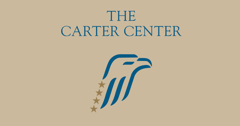 patientmbuyi's tweet photo. #RDC : Le Centre Carter salue l’audit du secteur minier annoncé par Félix Tshisekedi

Le Centre Carter a salué l’initiative du président Félix Tshisekedi visant à lancer un audit du secteur minier en République démocratique du Congo. Cette démarche, annoncée lors de la 87ᵉ réunion du Conseil des ministres, est considérée comme une opportunité majeure pour renforcer la transparence et la redevabilité dans la gestion des ressources minières du pays.

Selon le #Centre_Carter, cet audit devra porter notamment sur le rapatriement des recettes minières, la gouvernance des coentreprises et la gestion des actifs de l’État. L’organisation rappelle que plusieurs de ses études antérieures ont déjà mis en évidence d’importants dysfonctionnements dans le secteur, notamment des pertes de recettes publiques et des pratiques de gestion peu transparentes au sein d’entreprises publiques comme la Gécamines.

Tout en saluant cette initiative, le Centre Carter insiste sur la nécessité de garantir la transparence du processus, l’accès aux données financières, la participation de la société civile et le contrôle parlementaire. L’organisation estime que cet audit ne sera réellement efficace que s’il débouche sur des réformes structurelles durables au bénéfice des populations congolaises, fortement dépendantes des ressources minières du pays.

Sur le plan chiffré, le Centre Carter rappelle que ses enquêtes ont déjà révélé des enjeux financiers majeurs : plus de 750 millions de dollars américains de revenus non retracés dans les partenariats de la Gécamines, ainsi que des pertes estimées à près de 4 milliards de dollars liées à des pratiques d’évitement fiscal dans le secteur extractif entre 2013 et 2024. Ces données illustrent, selon l’organisation, l’ampleur des défis que cet audit devra adresser pour améliorer la gouvernance minière en RDC.