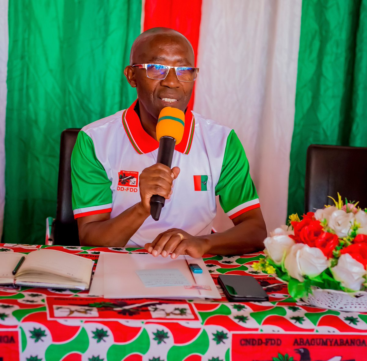 CnddFddGitega's tweet photo. 4/4 Yabibukije kandi  ibigaragaza ko umuntu akunda igihugu camwibarutse, nko kunezerererwa igihugu ciwe, kwitwararika ibikorwa vy'igihugu, kwitwararika gukingira igihugu, kuzigama imico, akaranga n'imigenzo
; kunegura mu ntumbero yo kubaka no kugira ivyiyumviro vyubaka.@CnddFdd https://t.co/iZzNlhzmQW